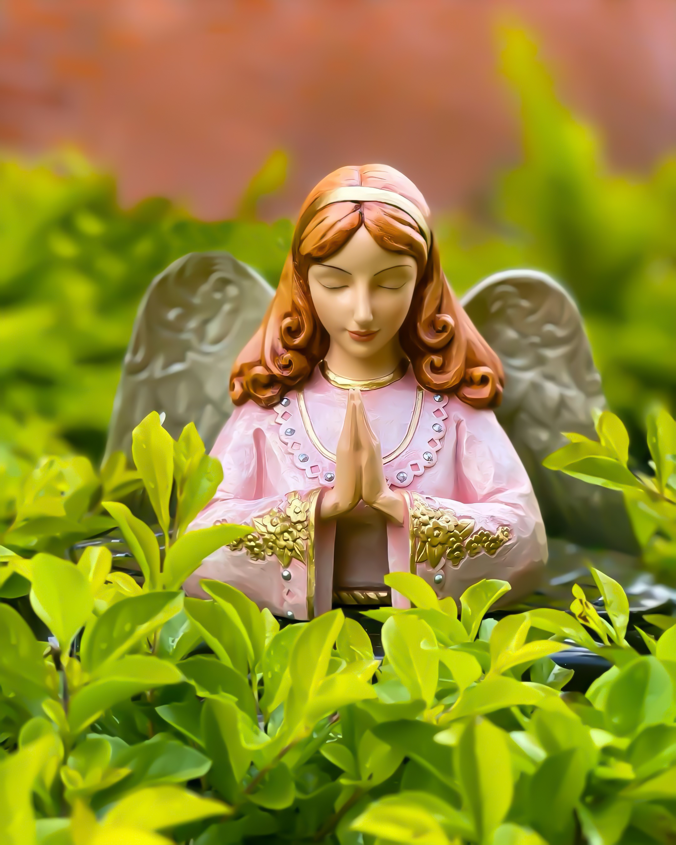 Angel in the Garden, Statue