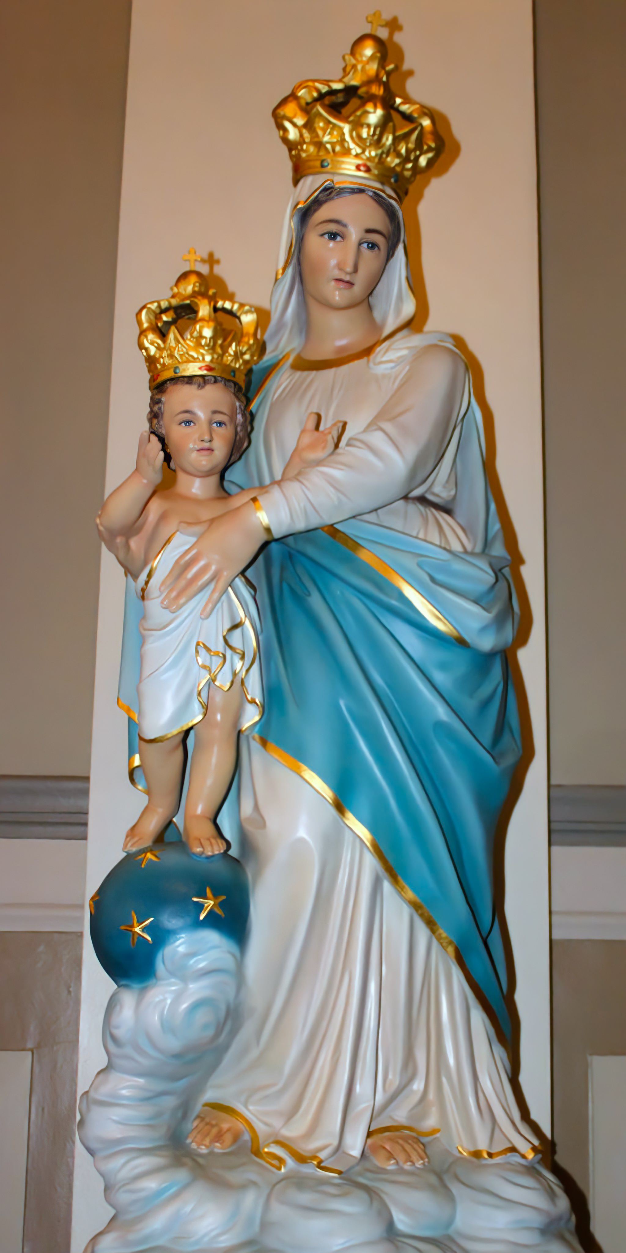 Queen Mary, Statue